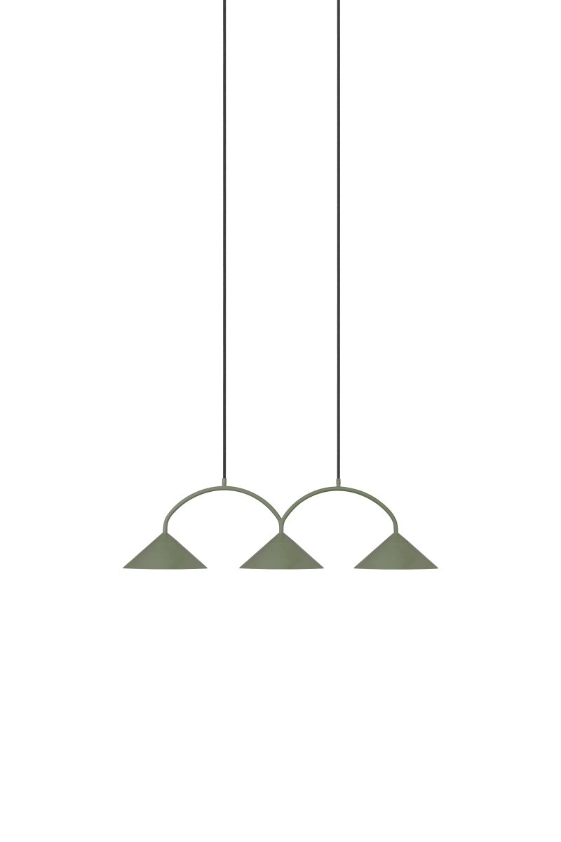 Curve 95cm Sammaleenvihreä kattovalaisin valmistajalta Globen Lighting - Riippuvalaisin on valmistettu mattalakatusta metallista, ja siinä on kolme varjostinta.
