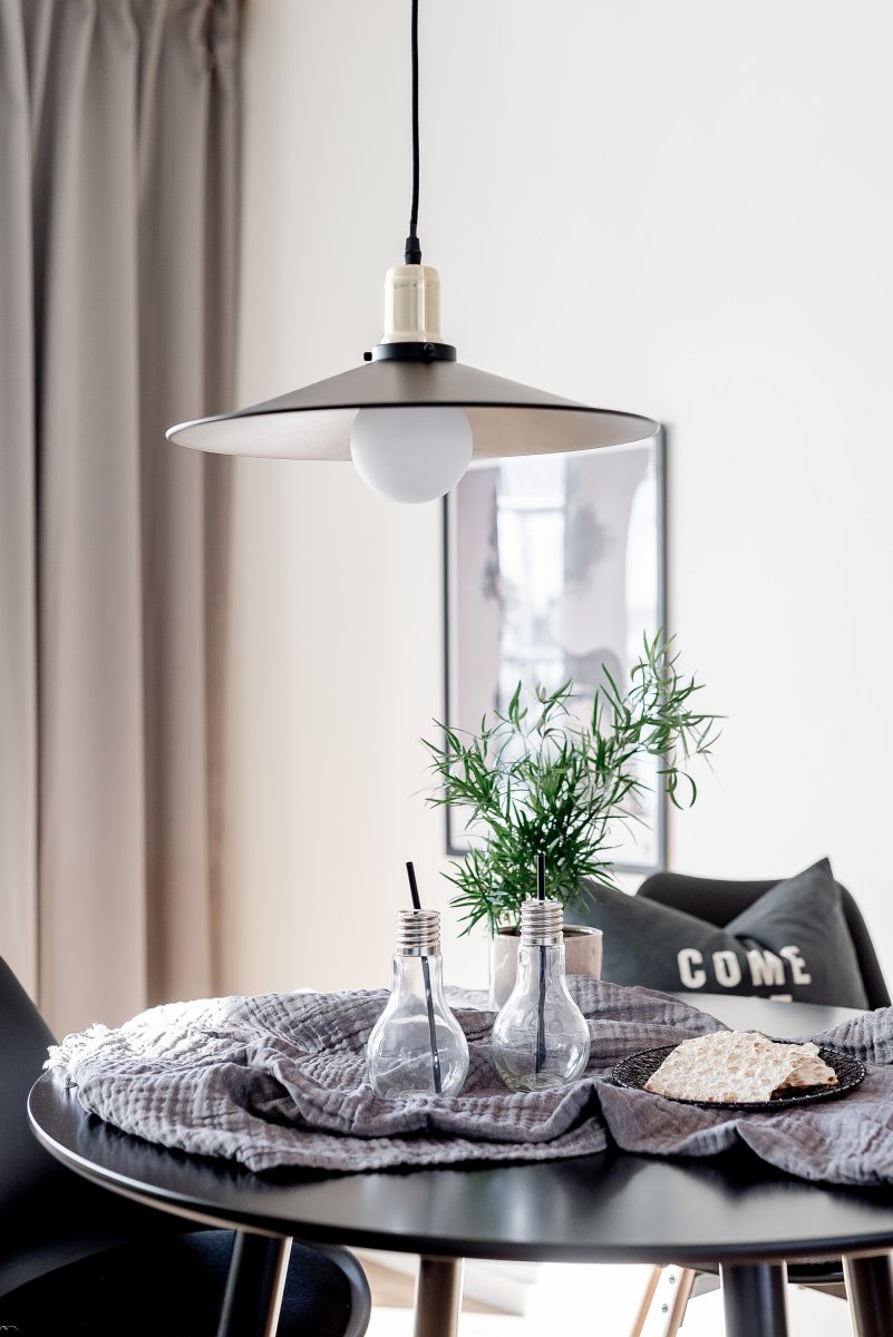 Disc Ø40 Musta kattovalaisin valmistajalta Globen Lighting - Disc on tyylik&auml;s metallinen riippuvalaisin, joka on saanut inspiraationsa vuosisadan vaihteen muotokielest&auml;.