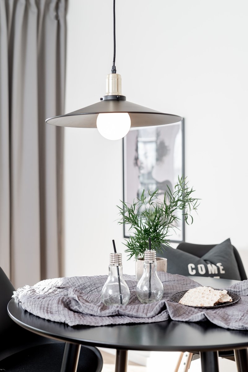 Disc Ø40 Musta kattovalaisin valmistajalta Globen Lighting - Disc on tyylik&auml;s metallinen riippuvalaisin, joka on saanut inspiraationsa vuosisadan vaihteen muotokielest&auml;.