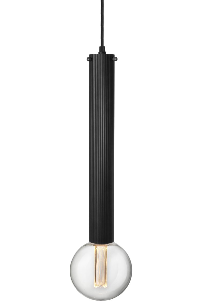 Hubble 38cm Musta ikkunavalaisin valmistajalta Globen Lighting - Aseta useita peräkkäin keittiön, baarin tai ruokapöydän ylle tai anna yhden luoda tyylikäs yksityiskohta ikkunaan.