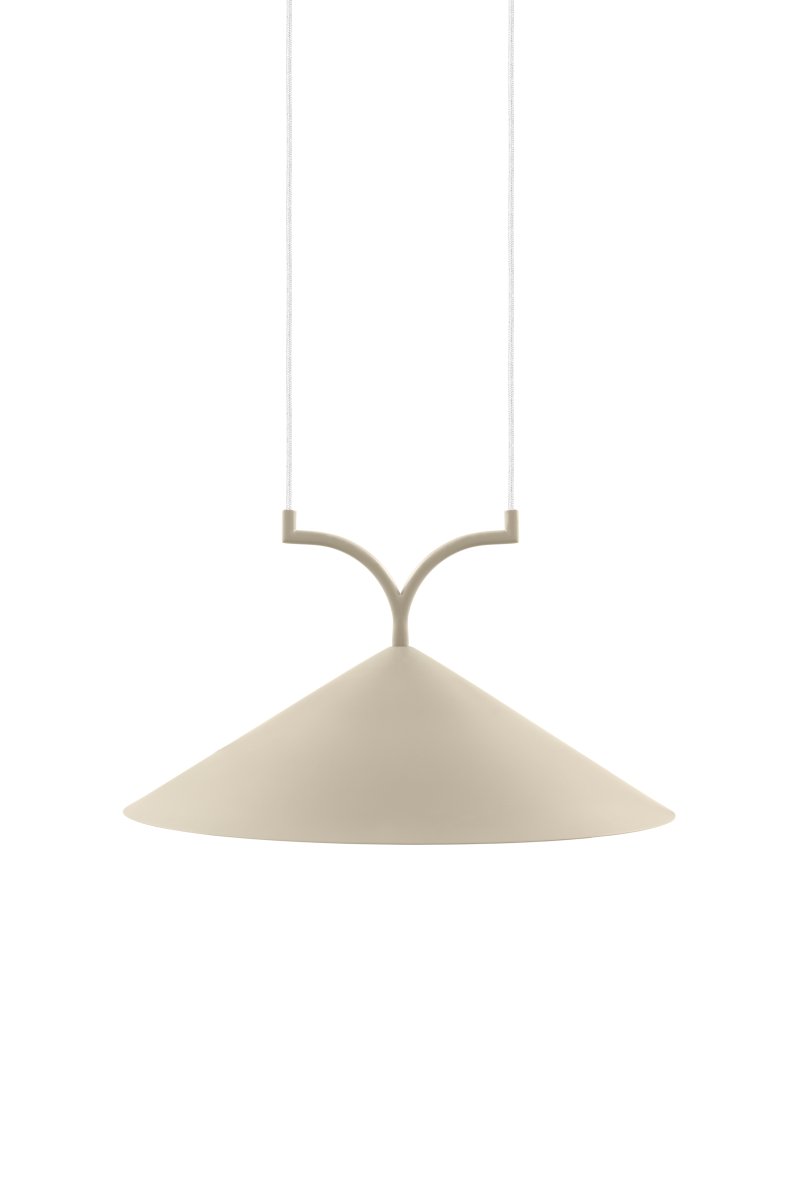 Curve Ø50 Beige kattovalaisin valmistajalta Globen Lighting - Curve yhdistää pehmeät varret ja kolmionmuotoisen varjostimen graafisella muotoilulla.