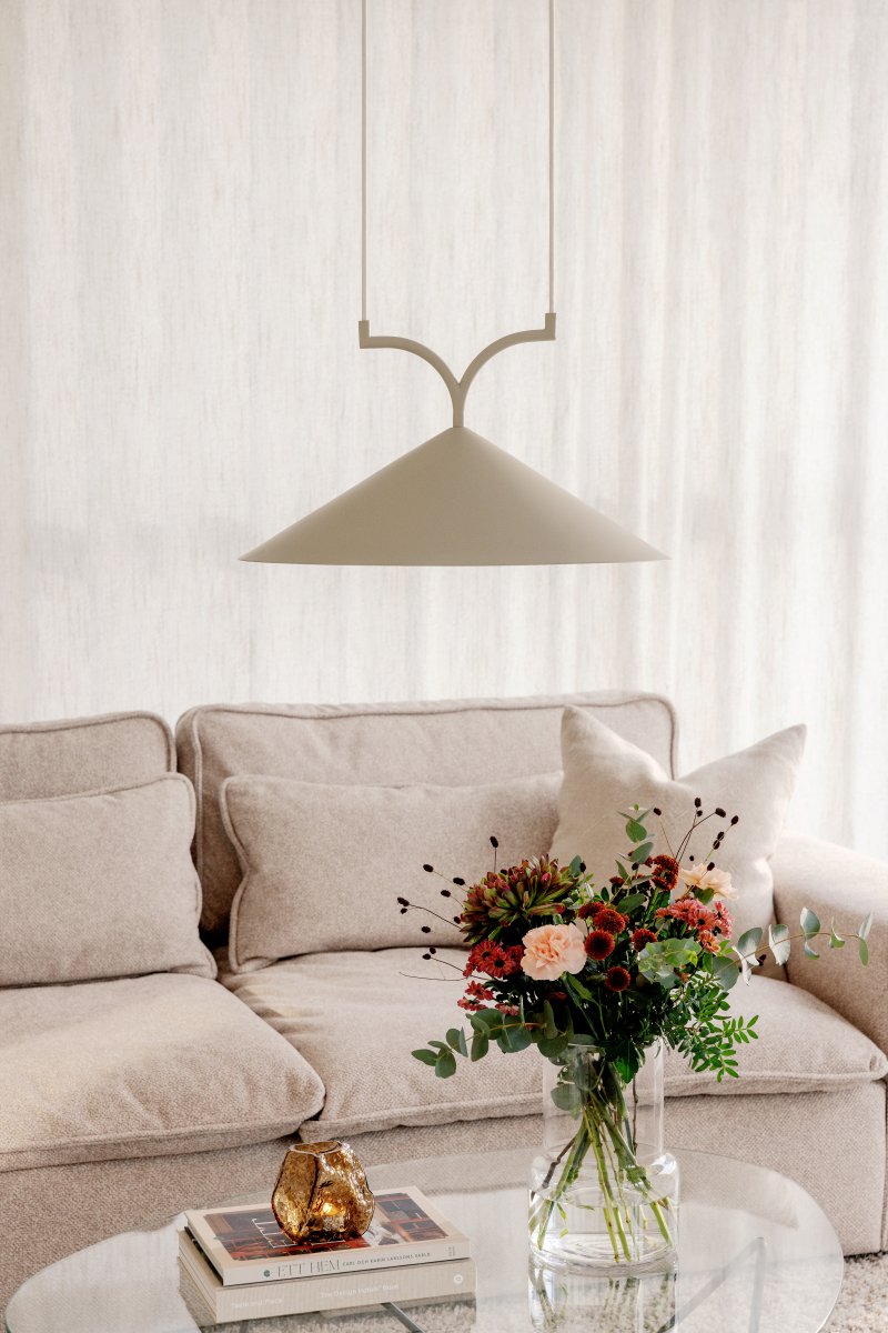 Curve Ø50 Beige kattovalaisin valmistajalta Globen Lighting - Curve yhdistää pehmeät varret ja kolmionmuotoisen varjostimen graafisella muotoilulla.