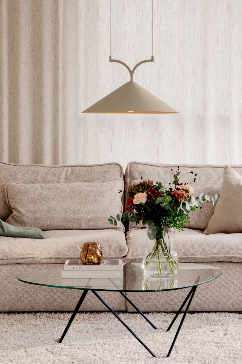 Curve Ø50 Beige kattovalaisin valmistajalta Globen Lighting - Curve yhdistää pehmeät varret ja kolmionmuotoisen varjostimen graafisella muotoilulla.