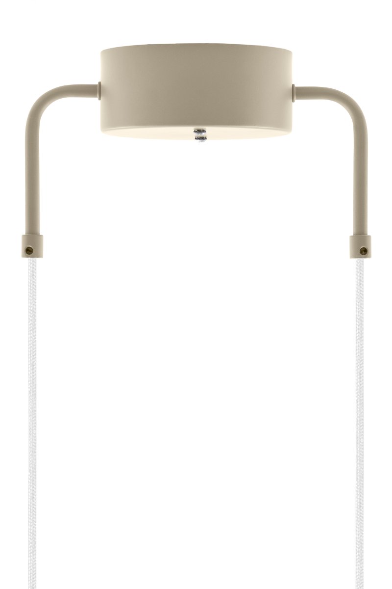 Curve Ø50 Beige kattovalaisin valmistajalta Globen Lighting - Curve yhdistää pehmeät varret ja kolmionmuotoisen varjostimen graafisella muotoilulla.