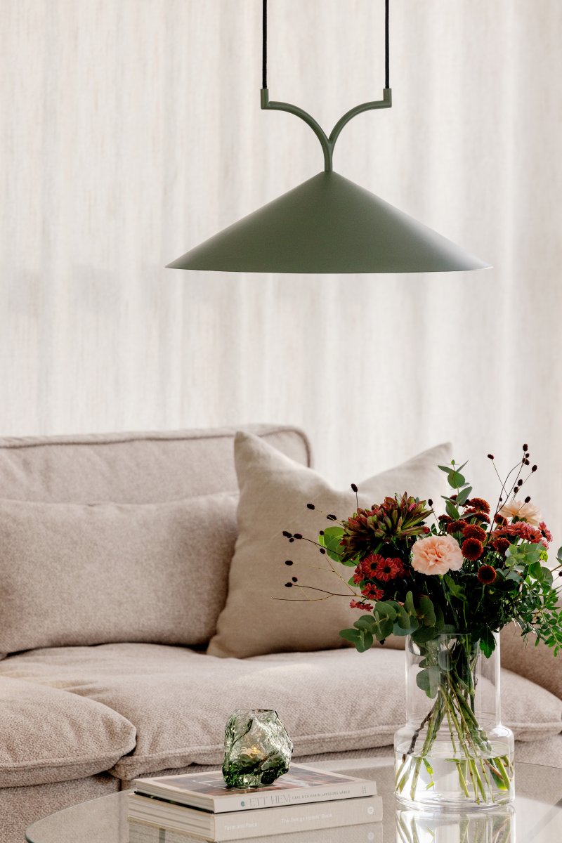 Curve Ø50 Sammaleenvihreä kattovalaisin valmistajalta Globen Lighting - Curve yhdistää pehmeät varret ja kolmionmuotoisen varjostimen graafisella muotoilulla.