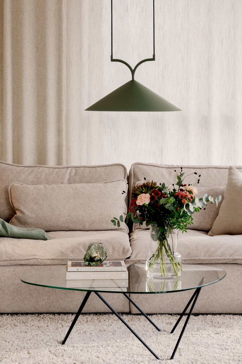 Curve Ø50 Sammaleenvihreä kattovalaisin valmistajalta Globen Lighting - Curve yhdistää pehmeät varret ja kolmionmuotoisen varjostimen graafisella muotoilulla.