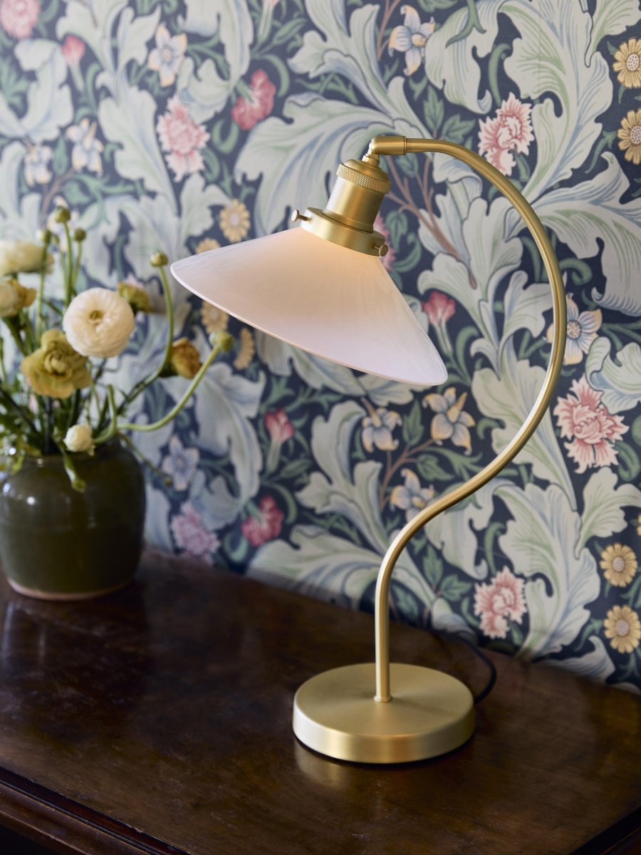 Axel 50cm Messinki työpöytävalaisin valmistajalta PR Home - Lasinäytön halkaisija on 25 cm ja korkeus 8 cm.