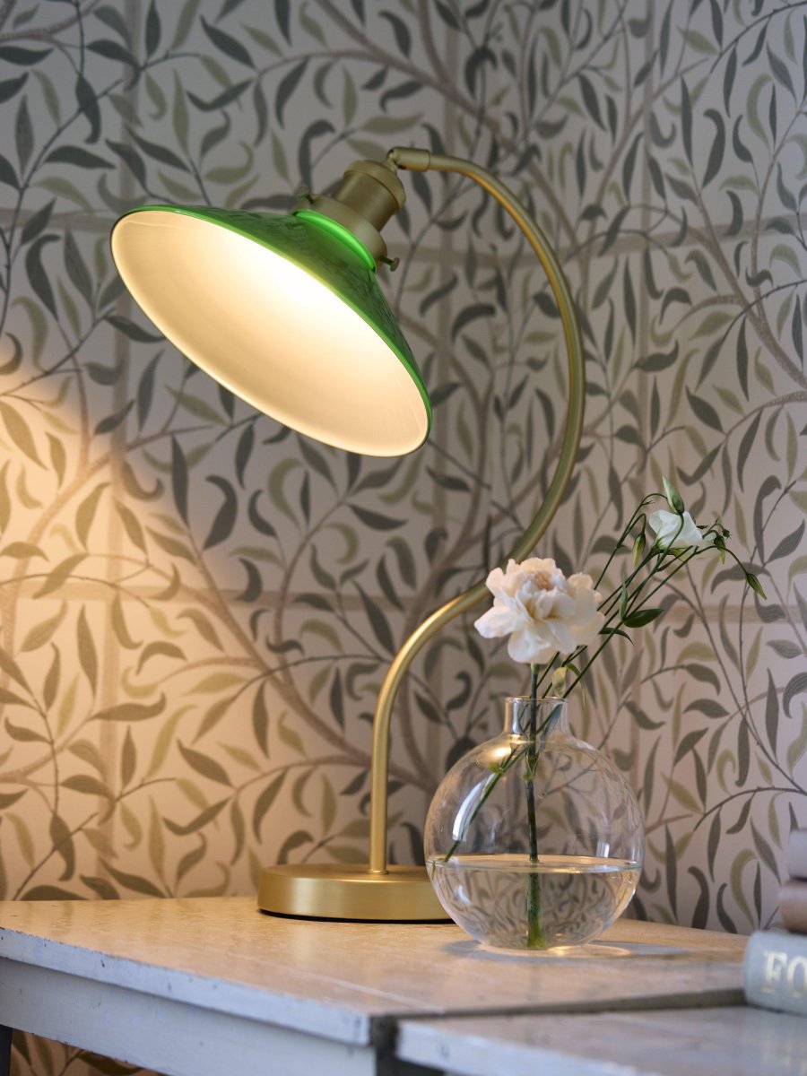 Axel 50cm Messinki työpöytävalaisin valmistajalta PR Home - Lasinäytön halkaisija on 25 cm ja korkeus 8 cm.