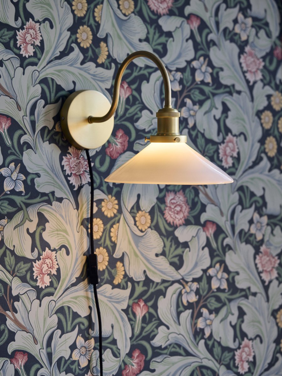 Axel 25cm Messinki seinävalaisin valmistajalta PR Home - Lasinen näyttö on asennettu; metallijousi kolmella ruuvilla, joka itsessään on kaunis yksityiskohta ja antaa klassisen tunteen.