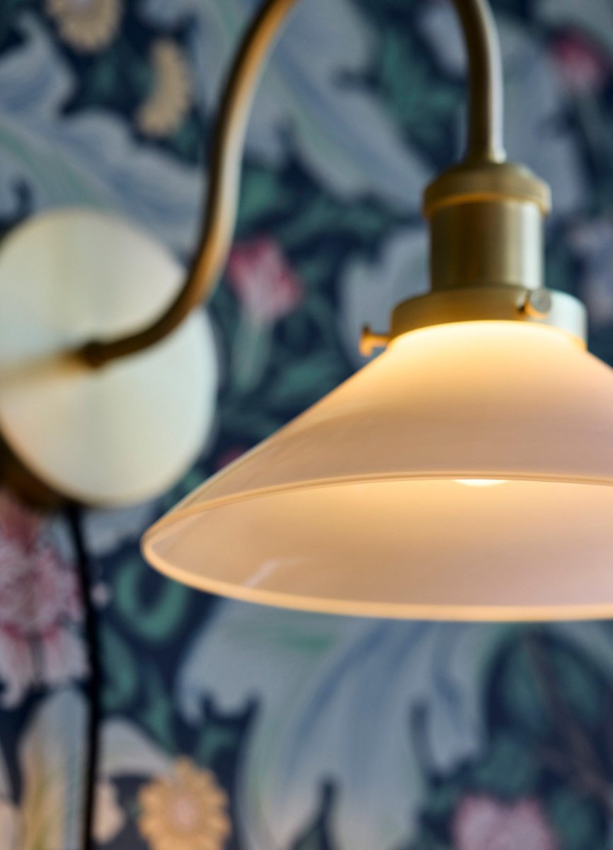 Axel 25cm Messinki seinävalaisin valmistajalta PR Home - Lasinen näyttö on asennettu; metallijousi kolmella ruuvilla, joka itsessään on kaunis yksityiskohta ja antaa klassisen tunteen.