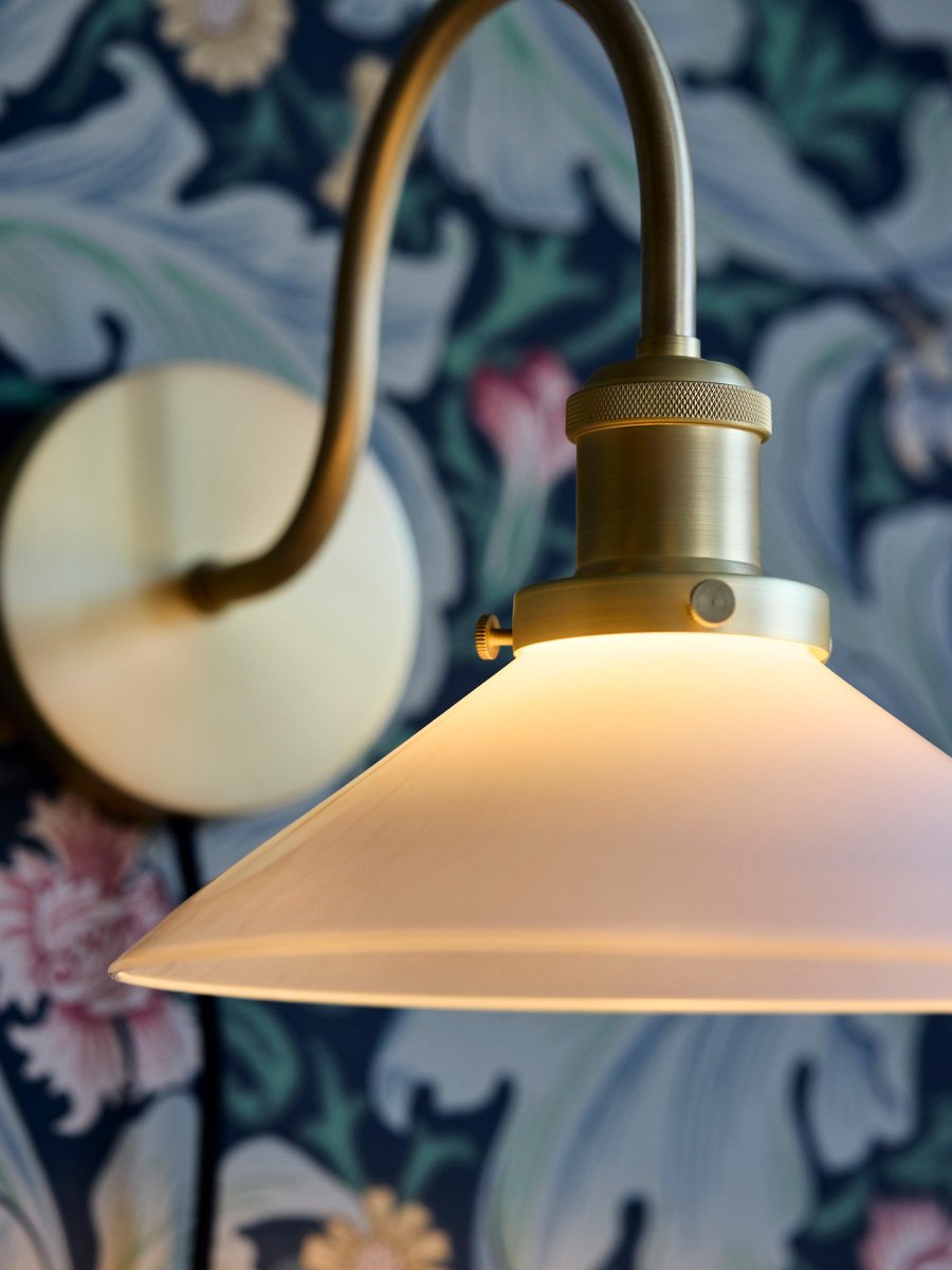 Axel 25cm Messinki seinävalaisin valmistajalta PR Home - Lasinen näyttö on asennettu; metallijousi kolmella ruuvilla, joka itsessään on kaunis yksityiskohta ja antaa klassisen tunteen.