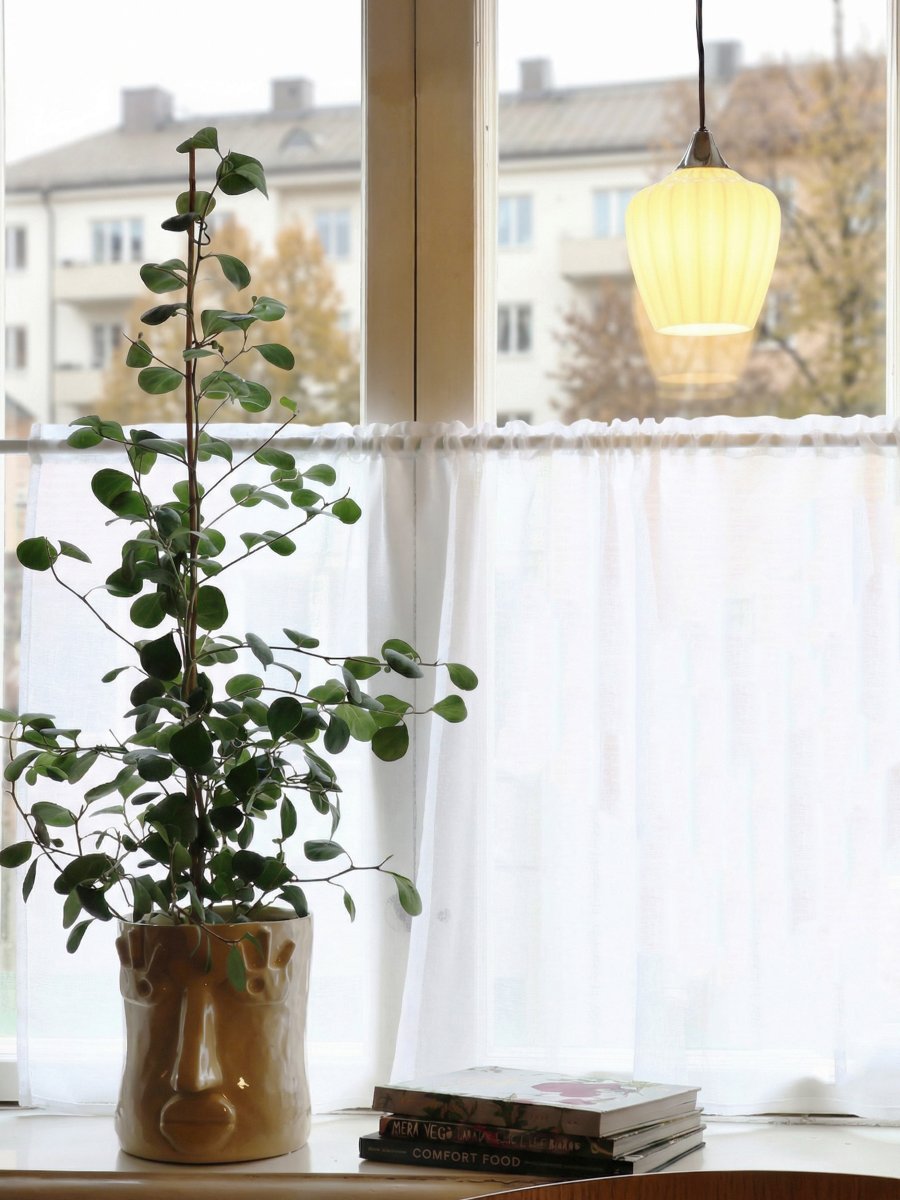 Amalfi Ø14 Valkoinen ikkunavalaisin valmistajalta PR Home - Uritettu opaalilasi antaa valaisimelle pehmeän ja koristeellisen ilmeen, kun taas krominvärinen yksityiskohta luo elegantin kontrastin.