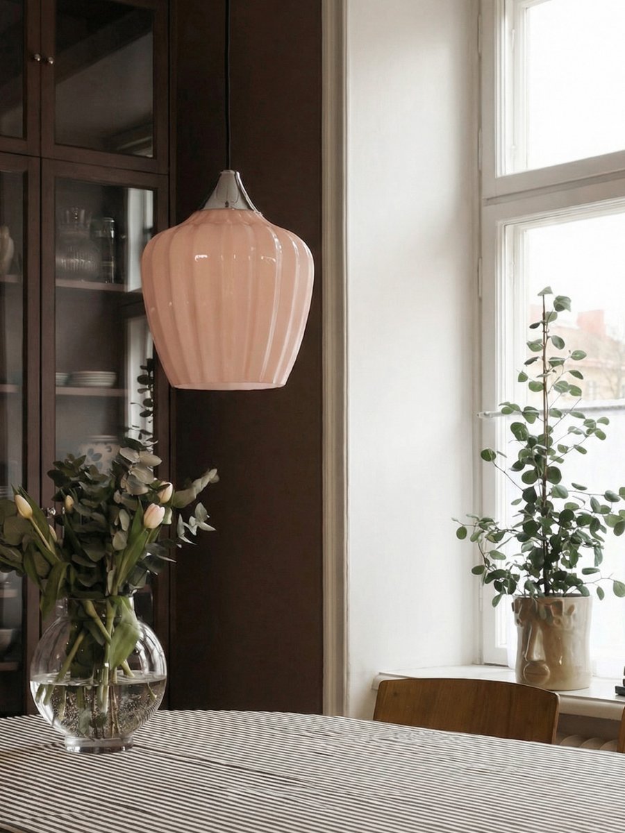 Amalfi Ø25 Aprikoosi kattovalaisin valmistajalta PR Home - Amalfi-riippuvalaisimessa on ajaton ja elegantti muotoilu, jonka pehmeä siluetti on saanut inspiraationsa lumikellokukasta.
