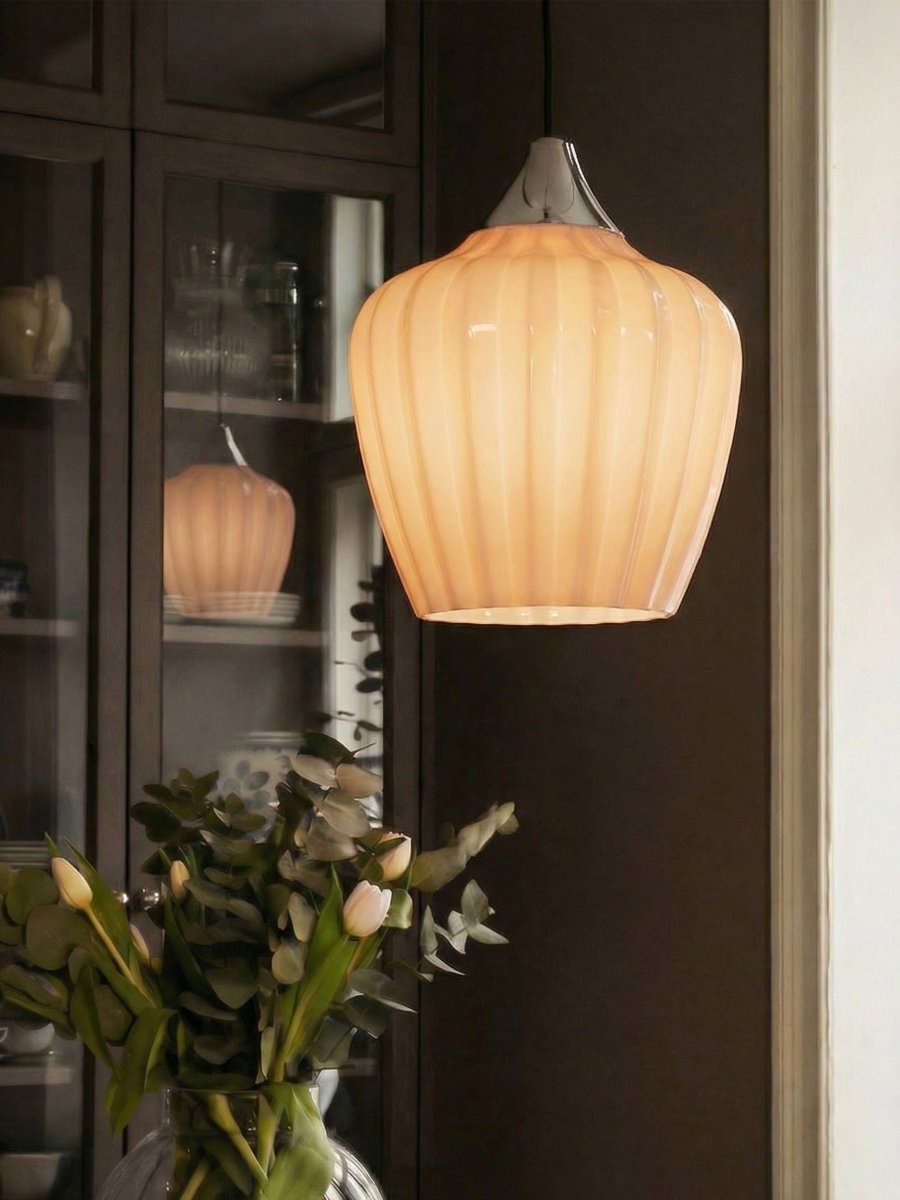 Amalfi Ø25 Aprikoosi kattovalaisin valmistajalta PR Home - Amalfi-riippuvalaisimessa on ajaton ja elegantti muotoilu, jonka pehmeä siluetti on saanut inspiraationsa lumikellokukasta.