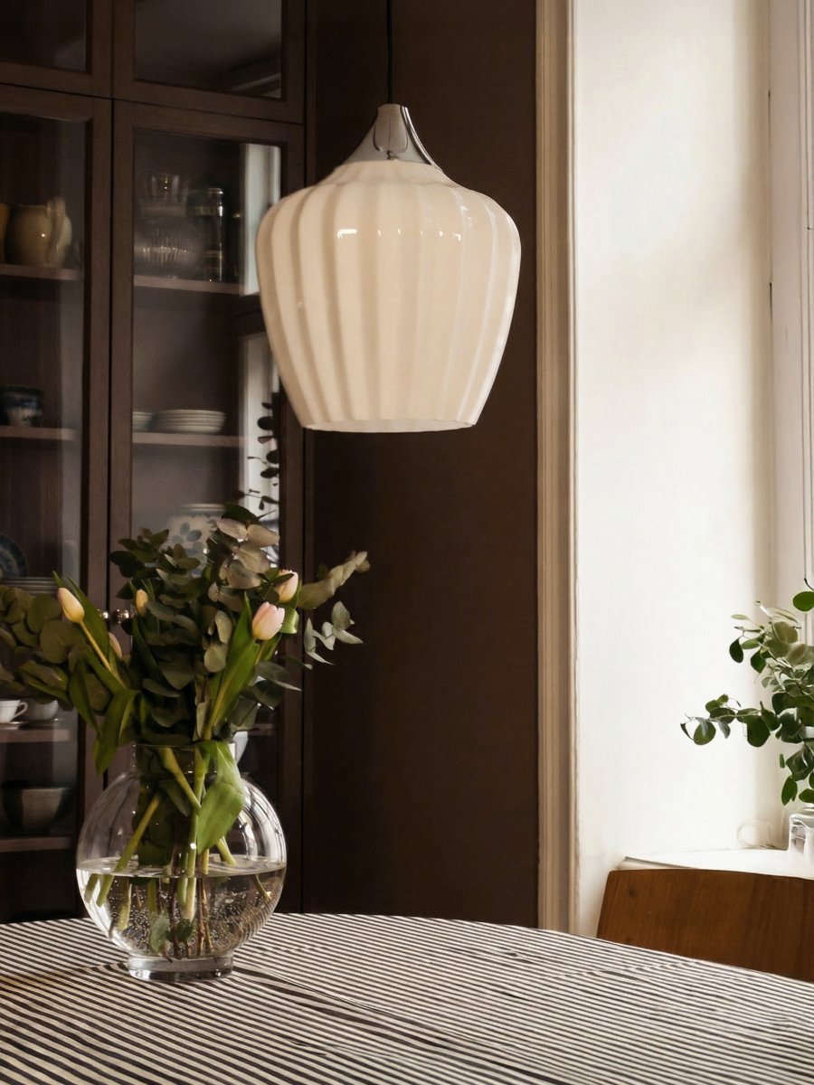 Amalfi Ø25 Valkoinen kattovalaisin valmistajalta PR Home - Amalfi-riippuvalaisimessa on ajaton ja elegantti muotoilu, jonka pehmeä siluetti on saanut inspiraationsa lumikellokukasta.