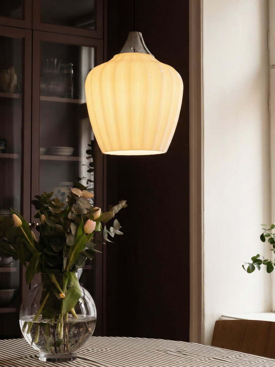 Amalfi Ø25 Valkoinen kattovalaisin valmistajalta PR Home - Amalfi-riippuvalaisimessa on ajaton ja elegantti muotoilu, jonka pehmeä siluetti on saanut inspiraationsa lumikellokukasta.