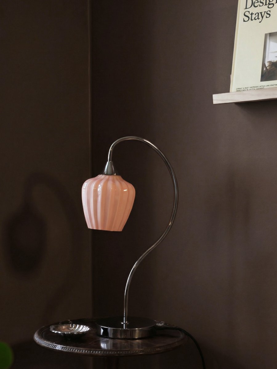Amalfi 50cm Aprikoosi pöytävalaisin valmistajalta PR Home - Amalfi-p&ouml;yt&auml;valaisimessa on elegantti ja ajaton muotoilu, jonka ominaispiirre on pehme&auml; ja lumikellosta inspiraationsa saanut.