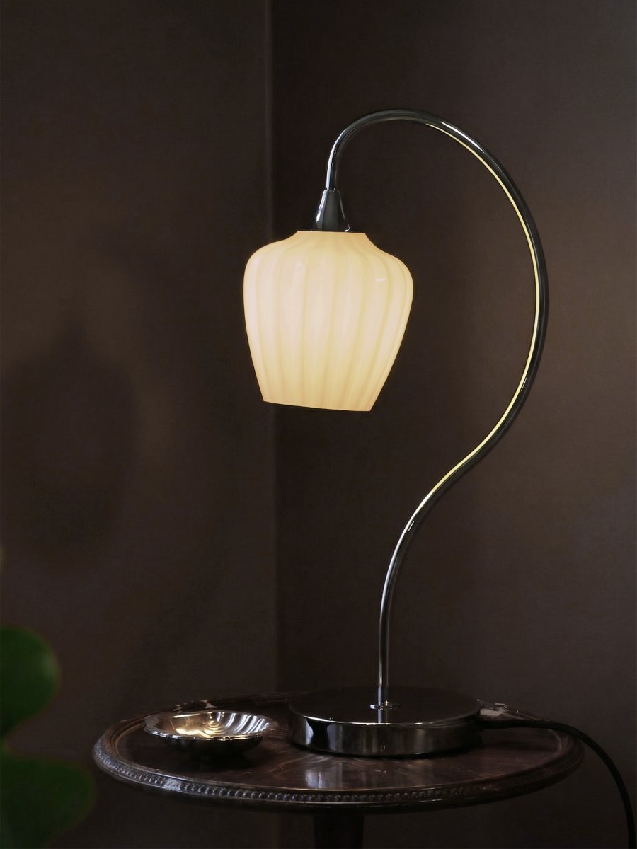 Amalfi 50cm Aprikoosi pöytävalaisin valmistajalta PR Home - Amalfi-p&ouml;yt&auml;valaisimessa on elegantti ja ajaton muotoilu, jonka ominaispiirre on pehme&auml; ja lumikellosta inspiraationsa saanut.