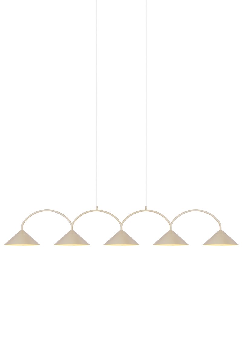 Curve 165cm Beige kattovalaisin valmistajalta Globen Lighting - Riippuvalaisin on valmistettu mattalakatusta metallista, ja siin&auml; on viisi varjostinta.