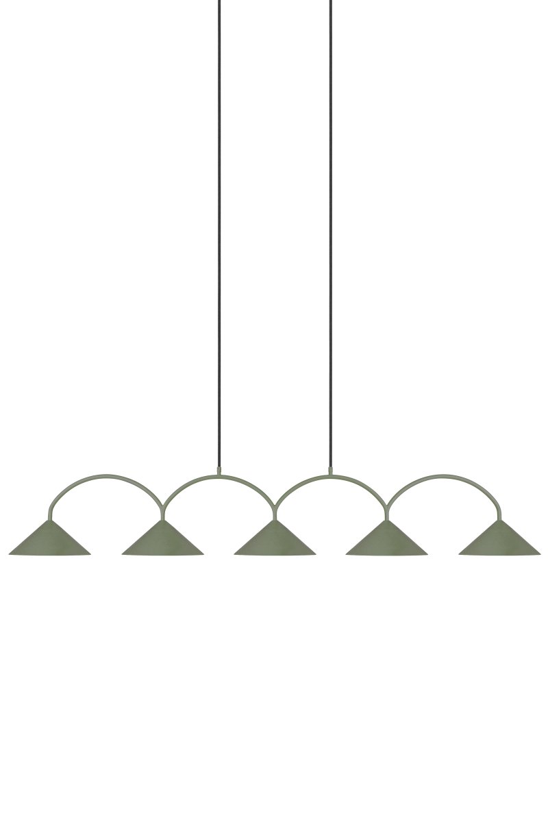 Curve 165cm Sammaleenvihreä kattovalaisin valmistajalta Globen Lighting - Riippuvalaisin on valmistettu mattalakatusta metallista, ja siin&auml; on viisi varjostinta.