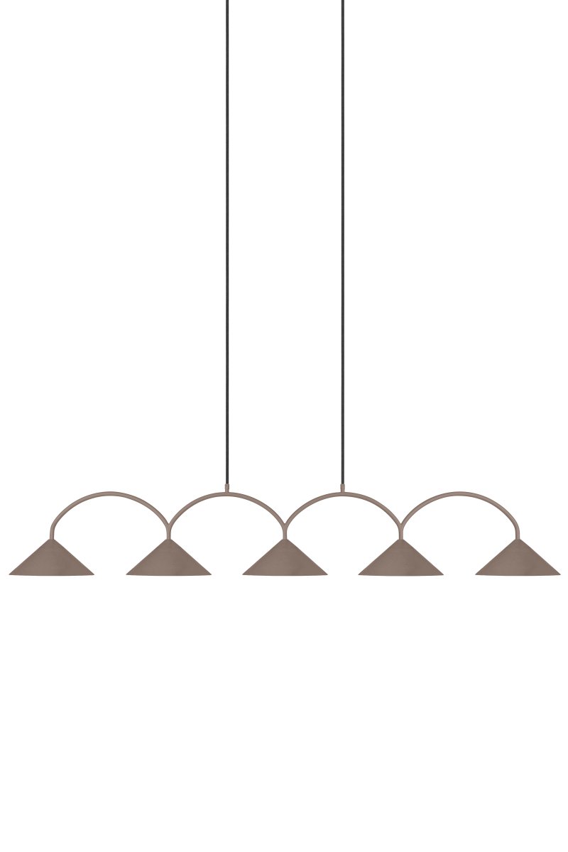 Curve 165cm Ruskea kattovalaisin valmistajalta Globen Lighting - Riippuvalaisin on valmistettu mattalakatusta metallista, ja siin&auml; on viisi varjostinta.