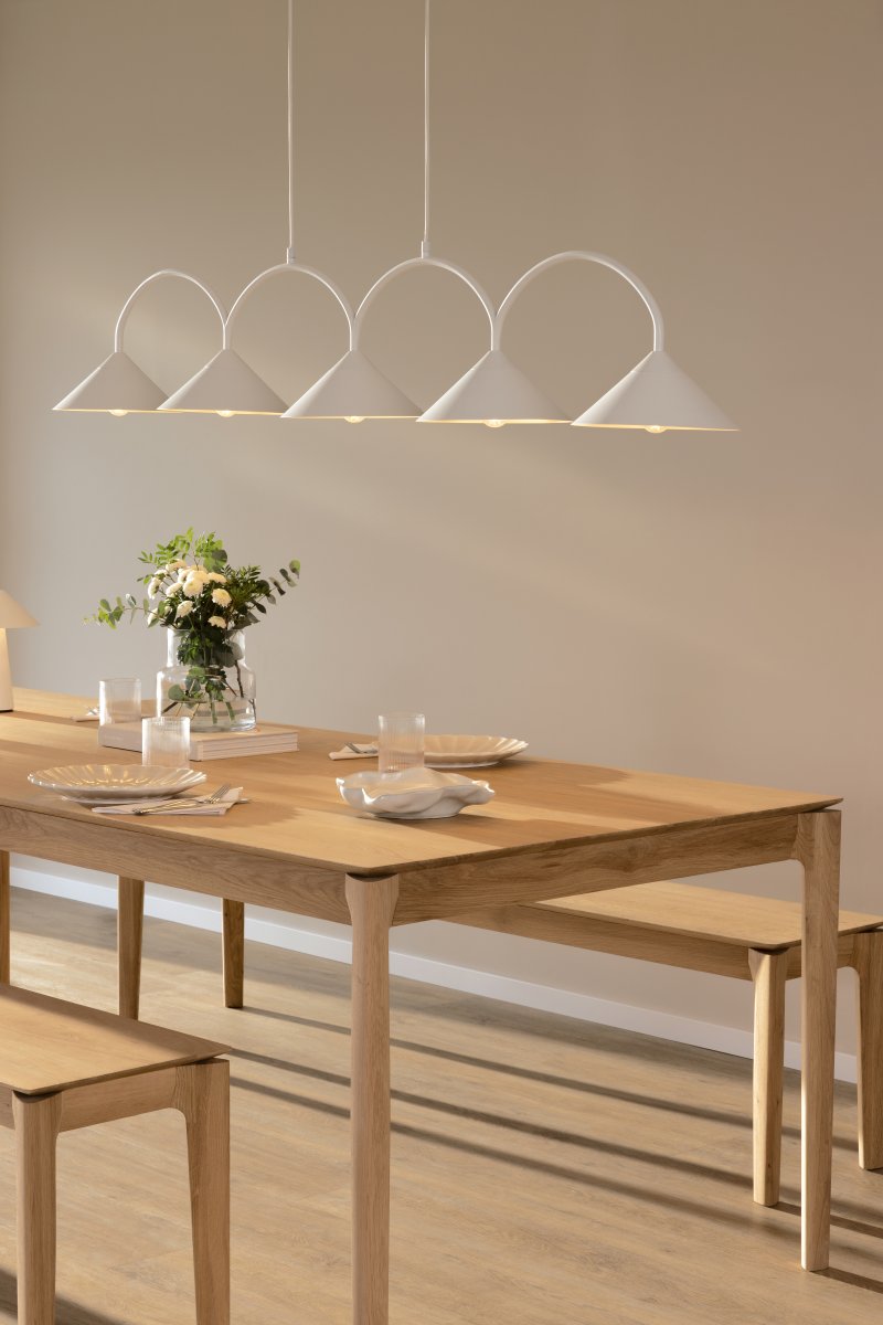 Curve 165cm Valkoinen kattovalaisin valmistajalta Globen Lighting - Riippuvalaisin on valmistettu mattalakatusta metallista, ja siin&auml; on viisi varjostinta.