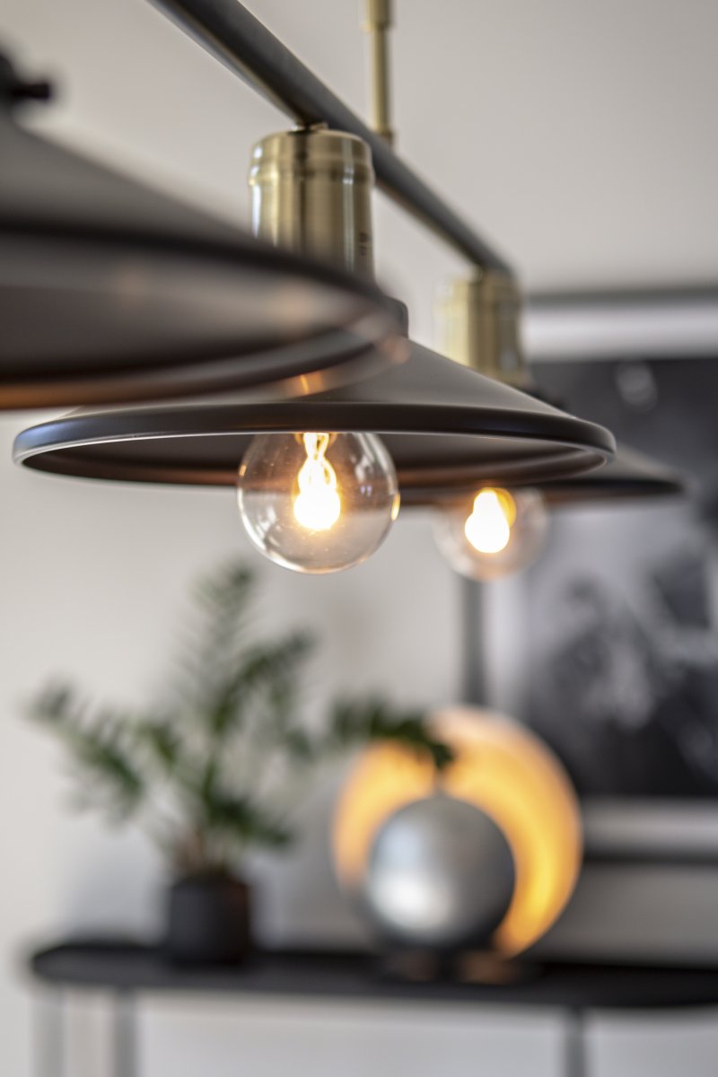 Disc 96cm Musta kattovalaisin valmistajalta Globen Lighting - Disc on tyylikäs metallinen riippuvalaisin, joka on saanut inspiraationsa vuosisadan vaihteen muotokielestä.