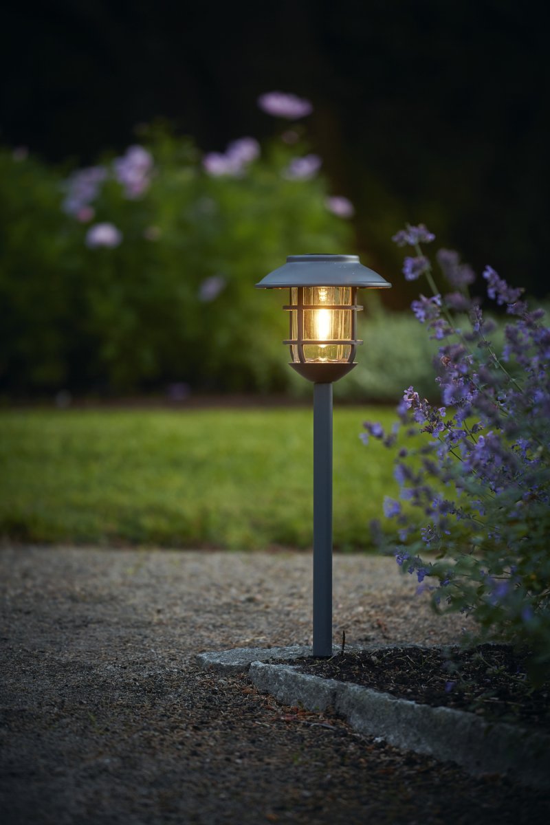Filippa Grafiitti aurinkokennolamppu valmistajalta Star Trading - Filippa-aurinkok&auml;ytt&ouml;inen pollarivalaisin on tyylik&auml;s ja huomaamaton valaisin puutarhoihin ja k&auml;velyteille.