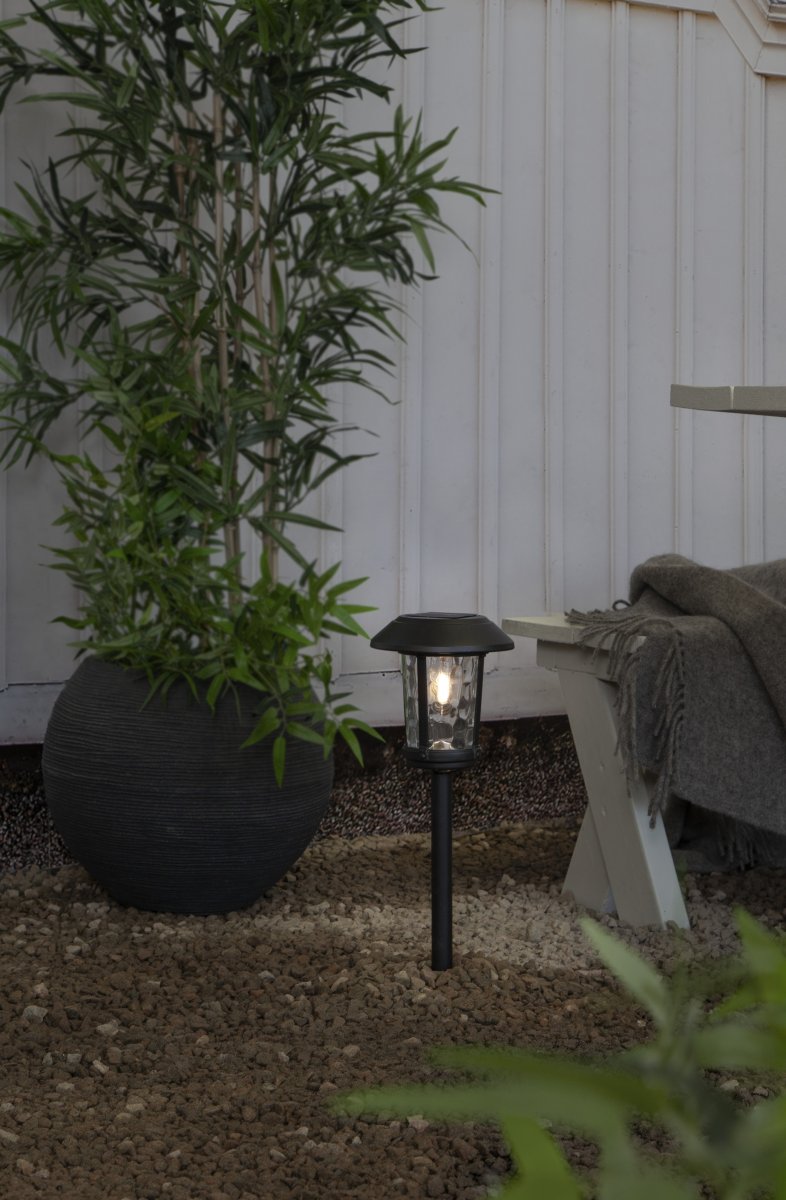 Florian Musta aurinkokennolamppu valmistajalta Star Trading - Florian aurinkokennopollari on tyylikäs ja klassinen alumiinista ja lasista valmistettu puutarhavalaisin.