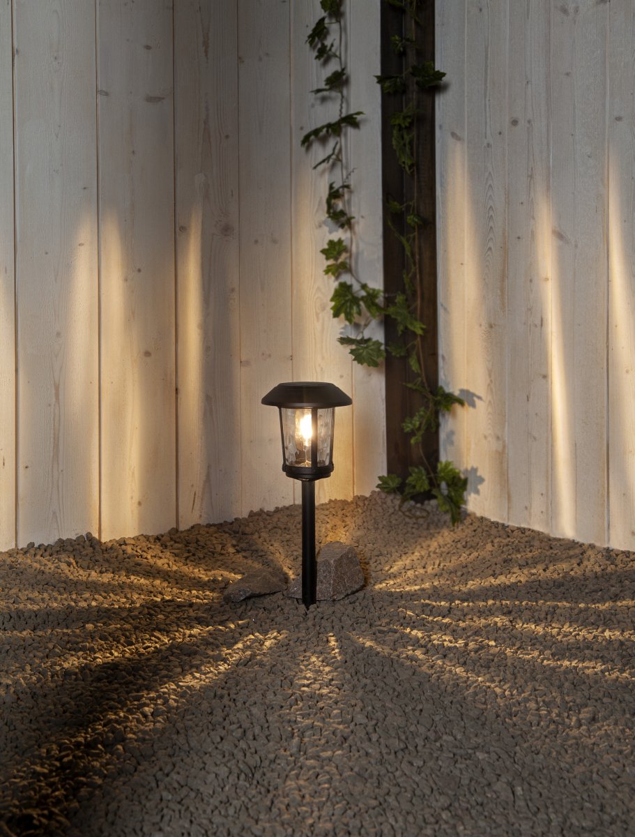 Florian Musta aurinkokennolamppu valmistajalta Star Trading - Florian aurinkokennopollari on tyylikäs ja klassinen alumiinista ja lasista valmistettu puutarhavalaisin.