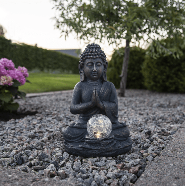 Buddha Harmaa aurinkokennolamppu valmistajalta Star Trading - Aurinkokennokoriste Buddha on silmiinpist&auml;v&auml; ja rauhoittava harmaasta polyhartsista valmistettu koriste, jossa on vaalean pronssinen pinta.