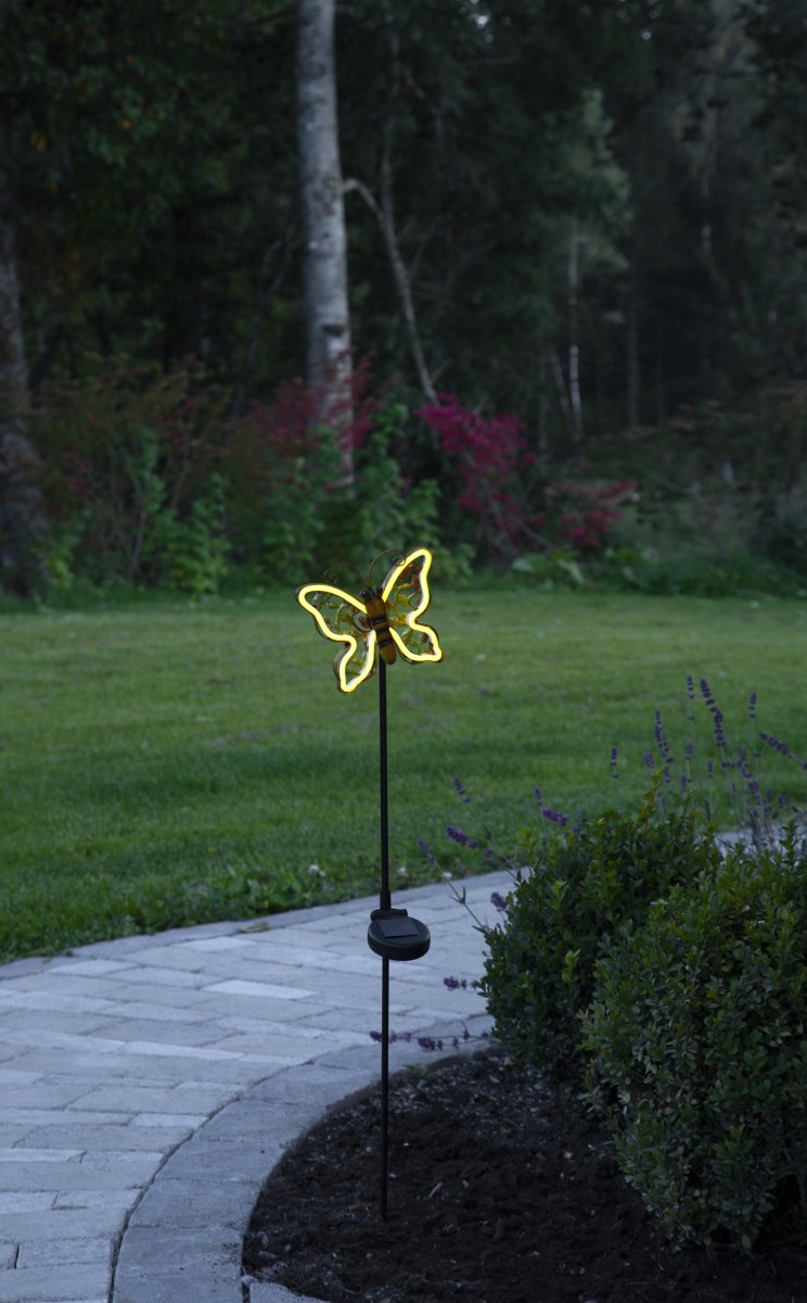 Butterfly Pronssi aurinkokennolamppu valmistajalta Star Trading - Aurinkokennosta tulee kaunis koriste, ja se on helppo sijoittaa istutuskoneeseen puutarhaan tai nurmikolle.