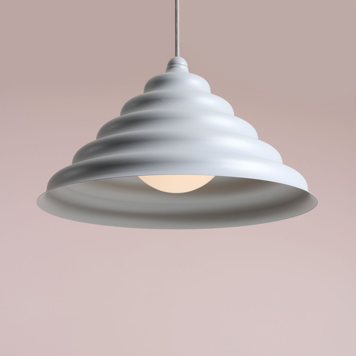 Wave Ø36 Sininen kattovalaisin valmistajalta Artera - Wave on moderni riipus retro-designilla, joka tekee siitä monipuolisen valaistuksen ja sopii jokaiseen kotiin.