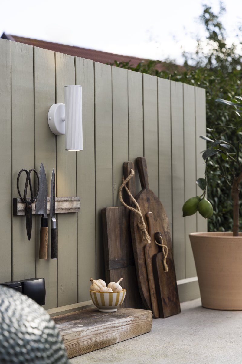 Hubble Valkoinen ulkovalo valmistajalta Globen Lighting - Hubble on tyylik&auml;s valkoinen sein&auml;valaisin, joka levitt&auml;&auml; valoa sek&auml; yl&ouml;s ett&auml; alas ja luo kauniin valonleikin sein&auml;&auml; vasten.