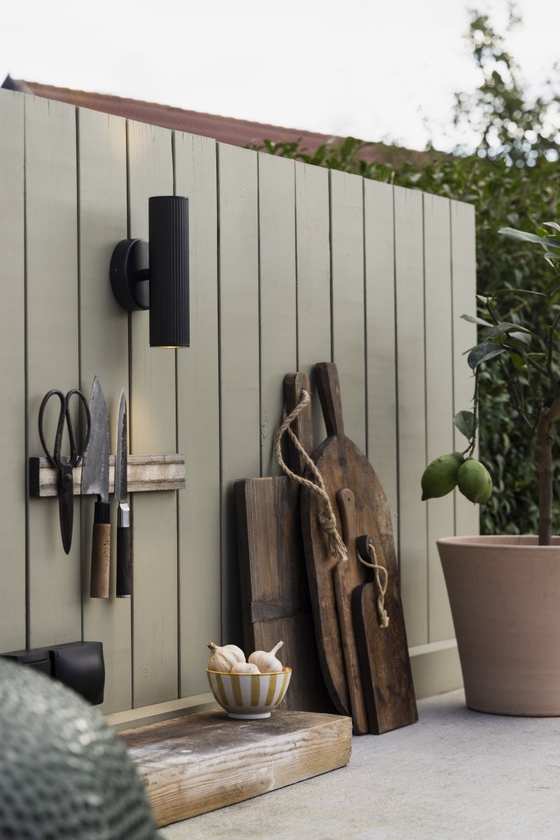 Hubble Musta ulkovalo valmistajalta Globen Lighting - Hubble on tyylik&auml;s musta sein&auml;valaisin, joka levitt&auml;&auml; valoa sek&auml; yl&ouml;s ett&auml; alas ja luo kauniin valonleikin sein&auml;&auml; vasten.