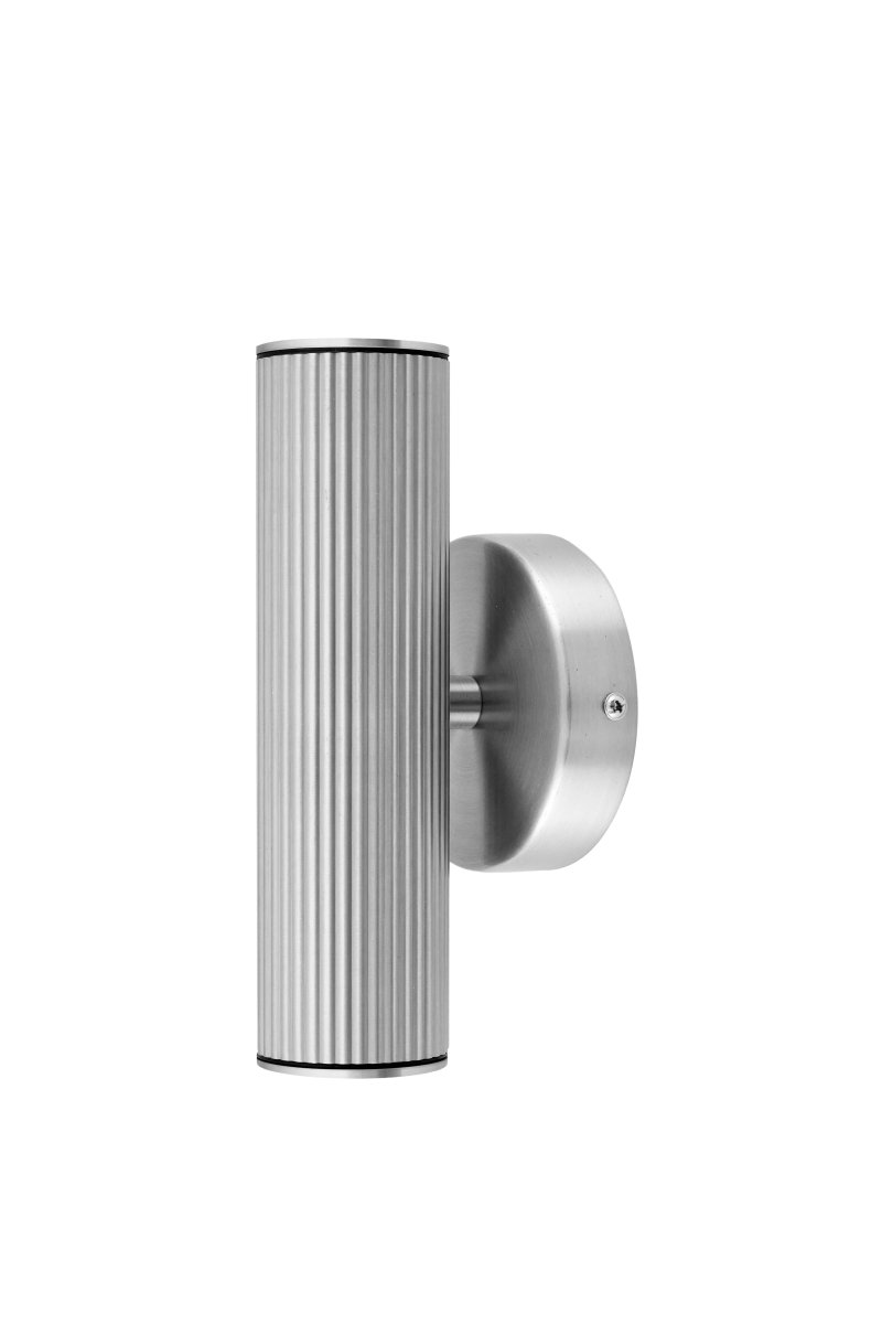 Hubble Harjattu teräs ulkovalo valmistajalta Globen Lighting - Hubble on tyylik&auml;s sein&auml;valaisin, jonka harjattu ter&auml;sviimeistely levitt&auml;&auml; valoa sek&auml; yl&ouml;s ett&auml; alas ja luo kauniin valonleikin sein&auml;&auml; vasten.