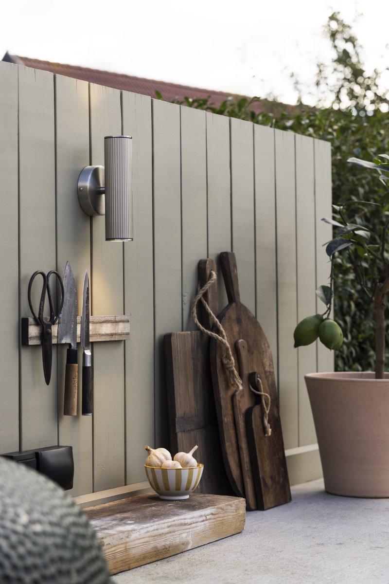 Hubble Harjattu teräs ulkovalo valmistajalta Globen Lighting - Hubble on tyylik&auml;s sein&auml;valaisin, jonka harjattu ter&auml;sviimeistely levitt&auml;&auml; valoa sek&auml; yl&ouml;s ett&auml; alas ja luo kauniin valonleikin sein&auml;&auml; vasten.