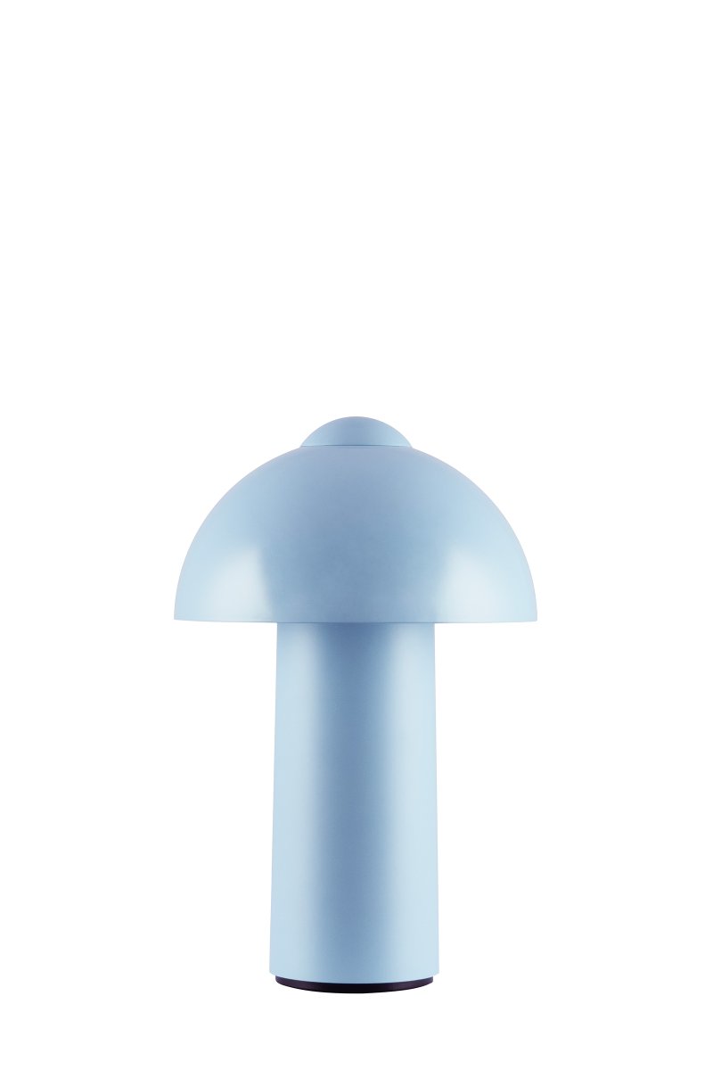 Buddy 25cm Vaaleansininen Siirrettävä valmistajalta Globen Lighting - Buddy on tyylik&auml;s ja kannettava p&ouml;yt&auml;valaisin pehme&auml;n vaaleansinisess&auml; varjostimessa, joka on valmistettu kest&auml;v&auml;st&auml; polykarbonaatista.