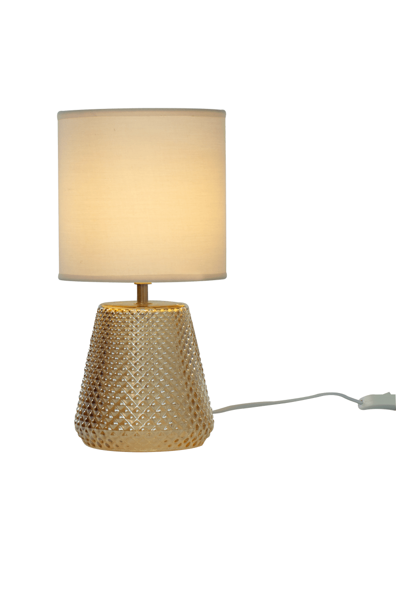 Alissa 35cm Keltainen pöytävalaisin valmistajalta Aneta Lighting - Lampunjalka on valmistettu kauniisti strukturoidusta meripihkanv&auml;risest&auml; lasista, jossa on peilim&auml;inen viimeistely, ja beigenv&auml;rinen tekstiilivarjostin, joka levitt&auml;&auml; pehme&auml;&auml; ja miellytt&auml;v&auml;&auml; valoa.