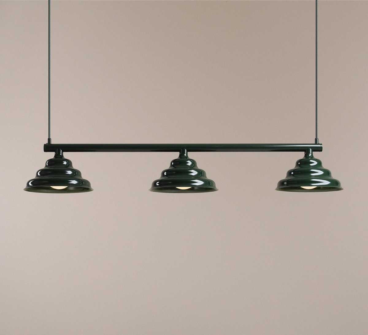 Wave 106cm Tummanvihreä kattovalaisin valmistajalta Artera - Wave on moderni riipus retro-designilla, joka tekee siitä monipuolisen valaistuksen ja sopii jokaiseen kotiin.