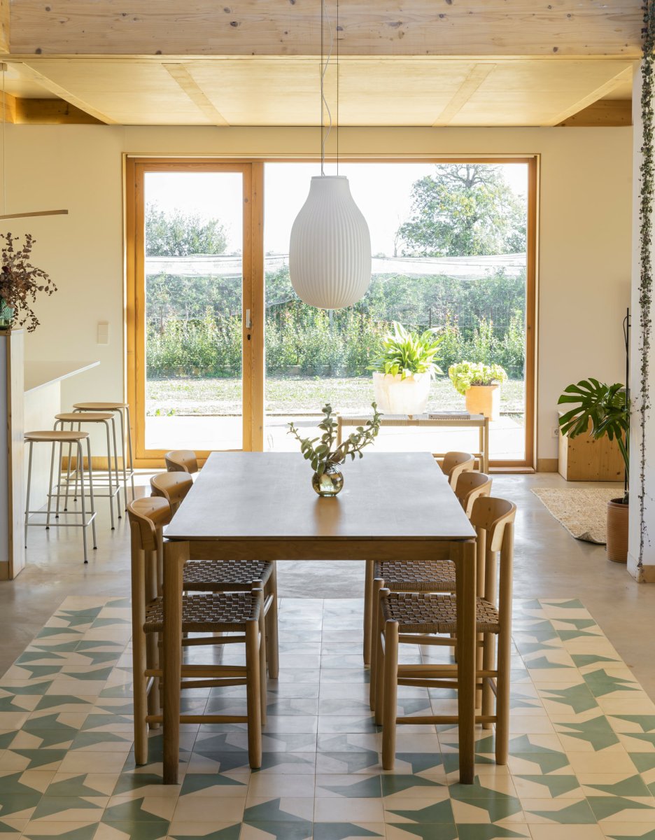 Isabelle Ø30 Valkoinen kattovalaisin valmistajalta Faro Barcelona - Opaalinvalkoinen lasi levitt&auml;&auml; l&auml;mmint&auml; ja miellytt&auml;v&auml;&auml; valoa, ja pinta leikittelee varjojen kanssa luoden eloisan ilmeen.