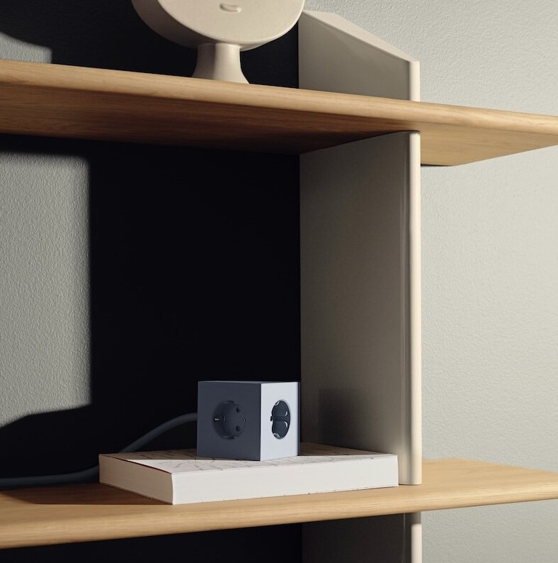 Square 1 with 30W Dual USBC & Magnetic base, 3m Sininen valmistajalta Avolt - Avoltin tyylikk&auml;&auml;sti muotoiltu jatkojohto, jossa on pitk&auml; PVC-johto, kierr&auml;tysmuovista valmistettu kuutio ja pohjassa magneettilevy sein&auml;lle ripustamista varten.