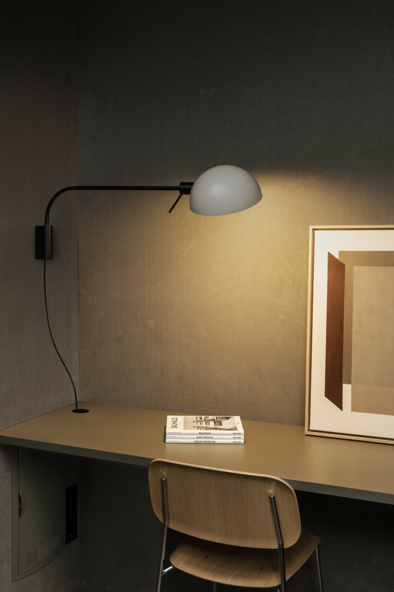 Dominica 88cm Beige seinävalaisin valmistajalta Faro Barcelona - Puhtaiden, geometristen muotojensa ja selke&auml;n teollisen ilmaisunsa ansiosta se yhdist&auml;&auml; voiman ja hienostuneen eleganssin.