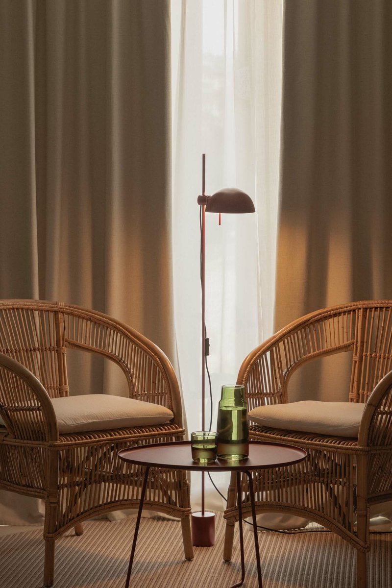 Matilda Burgundi lattiavalaisin valmistajalta Faro Barcelona - K&auml;&auml;ntyv&auml;n varjostimen ja s&auml;&auml;dett&auml;v&auml;n korkeuden ansiosta se tarjoaa joustavaa valaistusta sek&auml; luku- ett&auml; tunnelmavalaistukseen.