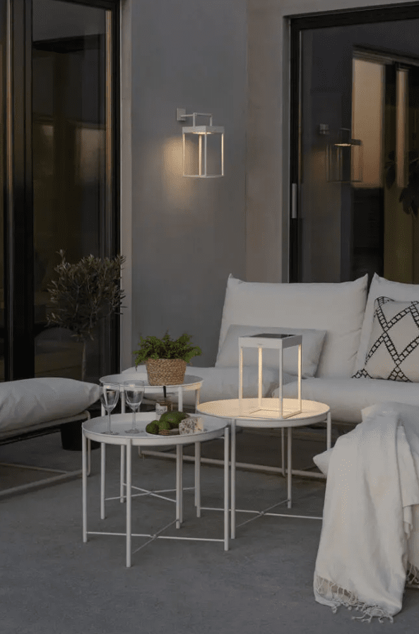 Portofino 30cm Valkoinen aurinkokennolamppu valmistajalta Konstsmide - Portofino on moderni ladattava lyhty, jossa on minimalistinen muotoilu ulkokäyttöön.