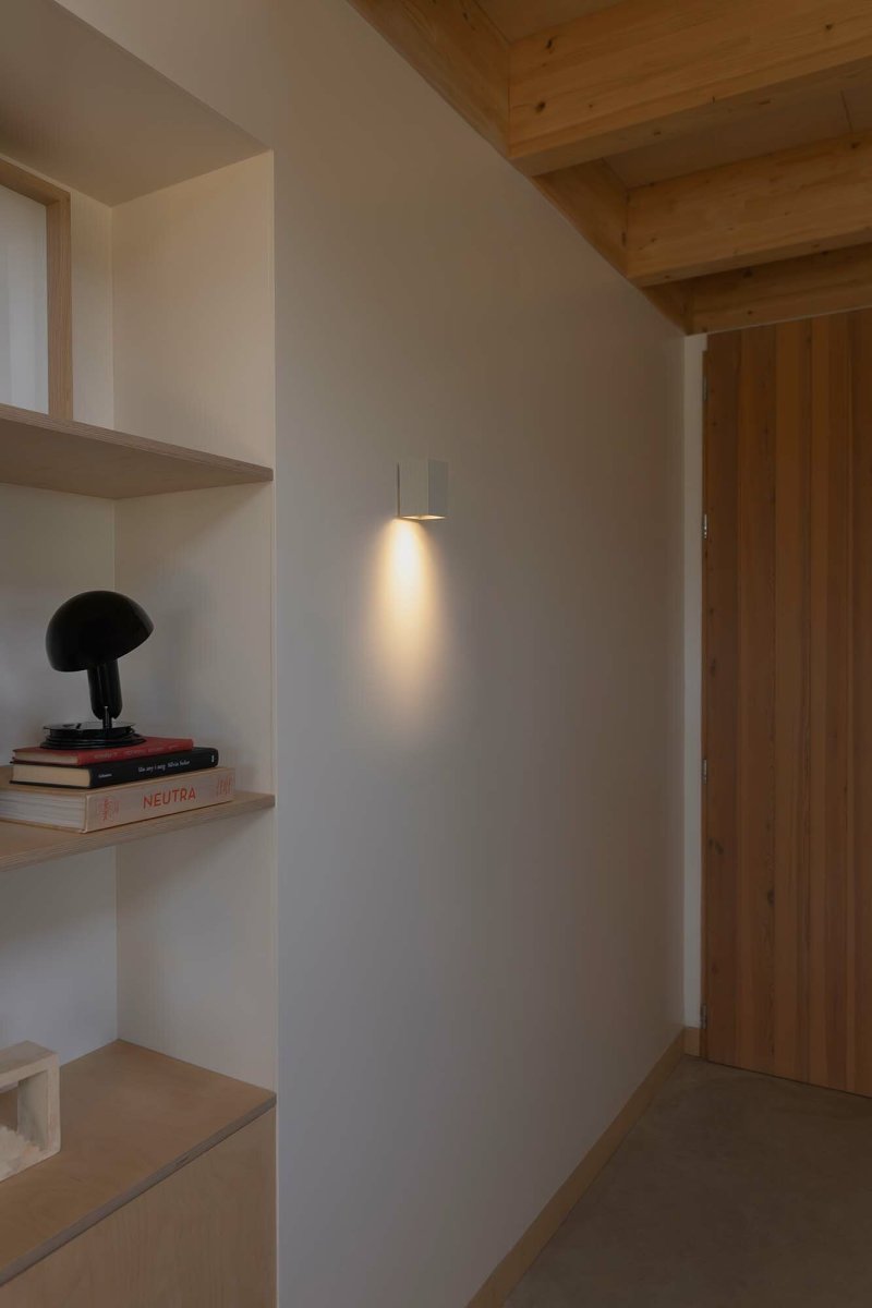 Lune 10cm Valkoinen seinävalaisin valmistajalta Faro Barcelona - Lune on neli&ouml;nmuotoinen sein&auml;valaisin mattavalkoisella pinnalla, joka sopii t&auml;ydellisesti k&auml;yt&auml;ville, k&auml;yt&auml;ville ja muihin kulkureiteille.