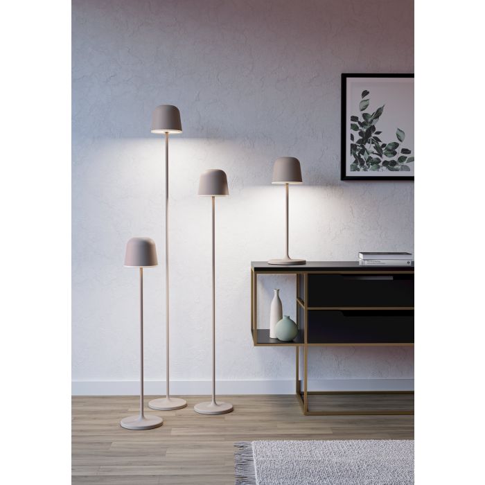 Mannera 140cm Hiekka Siirrettävä valmistajalta Eglo - Lamppu on helppo ladata mukana tulevalla USB-kaapelilla, ja se tarjoaa suuren joustavuuden, koska sitä voidaan käyttää ilman, että se kytketään pistorasiaan.