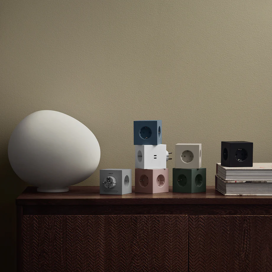 Square 2 Socket extender with 30W Dual USBC Vihreä valmistajalta Avolt - Avoltin pistorasian jatkopala, jossa on tyylik&auml;s muotoilu kierr&auml;tysmuovista valmistetulla kuutiolla ja pohjassa magneettilevy sein&auml;lle ripustamista varten.