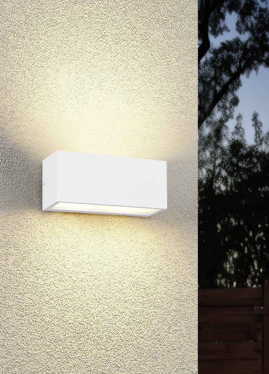 Mayenne 25cm Valkoinen ulkovalo valmistajalta Trio Lighting - Se säteilee sekä ylöspäin että alaspäin miellyttävää valoa, joka korostaa sisäänkäyntiä, julkisivua ja terassia modernilla tyylikkyydellä.