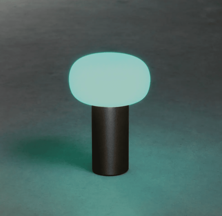 Antibes 20cm Musta Siirrettävä valmistajalta Konstsmide - Antibes on moderni ladattava pöytävalaisin ulkokäyttöön, jossa on monia toimintoja.